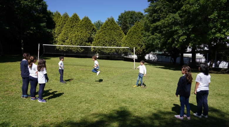 recreio; espaco-coberto; escola-privada; relvado;