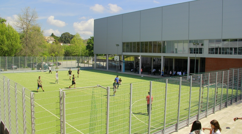 campo-de-jogos; crianças; escola-privada; ar-livre